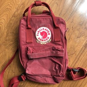Mini fjallraven backspace in brick red